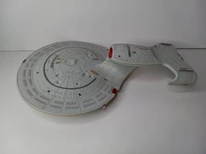 lot 8 image: Paramount Pictures Star Trek Voyager Starship Model 1992