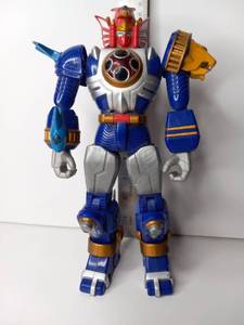 lot 32 image: Bandai Power Rangers Action Figure Set 2002
