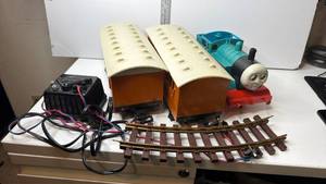 lot 101 image: vintage Thomas & Friends Electric Train Set with Locomotive, Cargo Cars, Track and Power Supply