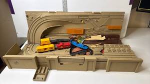 lot 152 image: Vintage Mattel Hot Wheels Stop and Go Railroad Freight Yard Playset 1983 WTrain