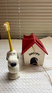 lot 1011 image: 1972 Snoopy Battery Operated Toothbrush