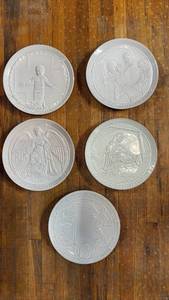 lot 1024 image: 5) Vintage Frankoma Plates Christmas and Patriotic all with Certificates.