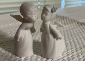 lot 3023 image: Pair of Napcoware Ceramic Angel Figurines with Wings