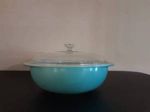 lot 3031 image: Pyrex Turquoise Covered Casserole Dish with Glass Lid