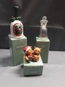 lot 3037 image: Avon Fine Collectibles Holiday Figurines Set 3 Pieces