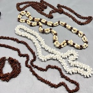 lot 4022 image: Vintage Aloha Koa Seed, Shell and Plastic Petal 4 Long Strands and 1 Bracelet
