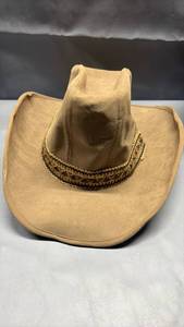 lot 4046 image: Vintage Rockport tan sueded western cowboy hat featuring a wide brim and an ornate, patterned metallic gold and brown decorative band