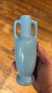 lot 5014 image: Vintage light blue glazed ceramic amphora-style bud vase featuring dual upright handles.