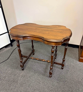 lot 904 image: Kiel Furniture bowtie shaped wood end table 29 x 36 x 22 in