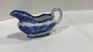 lot 1009 image: Antique Burgess & Leigh Middleport Pottery in England, circa 1900 flow-blue transferware gravy boat in the Non Pareil pattern 8 in wide
