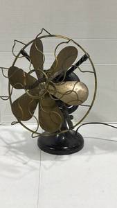 lot 1010 image: Antique Westinghouse 6-blade brass oscillating desk fan cast iron black base and stamped brass cage (VERY heavy)