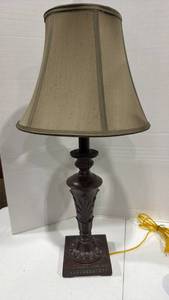 lot 1018 image: Table lamp 29 in tall