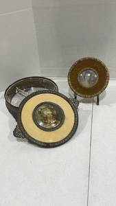 lot 1021 image: Vintage round frame and more