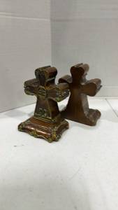 lot 1024 image: Cross book ends
