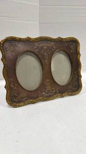 lot 1032 image: Vintage double frame