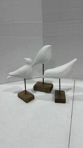 lot 1038 image: Bird trio decor