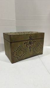 lot 1041 image: Decorative box 8 x 12 x 8 in