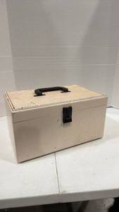 lot 1042 image: Vintage pink box 8 x 14 x 10 in