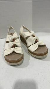 lot 1044 image: BZees size 8.5 womens sandals new