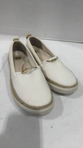 lot 1046 image: BZees size 8.5 womens shoes new