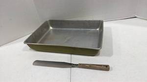 lot 1048 image: Aluminum cake pan and frosting knife