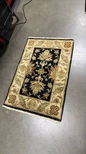 lot 1059 image: Rug 36 x 24 in