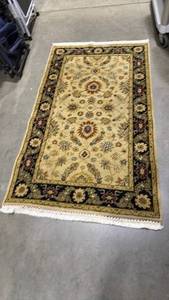 lot 1061 image: Rug 65 x 36 in