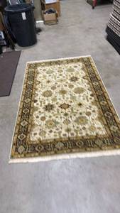 lot 1063 image: Rug 76 x 48 in