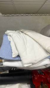 lot 1064 image: Queen size blankets