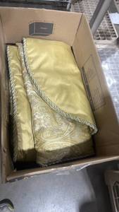 lot 1067 image: Queen size comforter