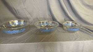 lot 150 image: Pyrex Blue Ribbon nesting mixing bowls