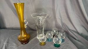 lot 198 image: Amber Vase and Small Glasses & Vase