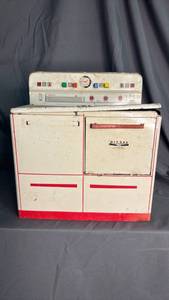 lot 210 image: VINTAGE EARLY 1950S WOLVERINE POLAR CHILD TIN LITHO STOVE OVEN