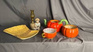 lot 218 image: Vintage Decor - no lids for Tomato Ware