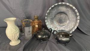 lot 230 image: Vintage Items Creamer & Sugar - Lenox Vase