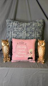 lot 270 image: Decorative Pillow Lot with two ceramic owls