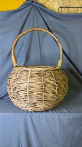 lot 276 image: Large Basket with Handle