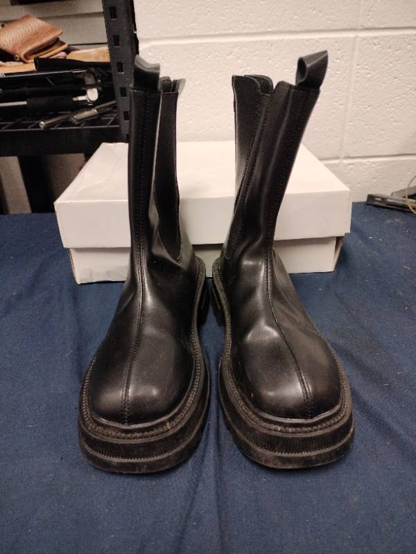 lot 62439 image: Good American black leather platform Chelsea boots - 40 - Retail $50