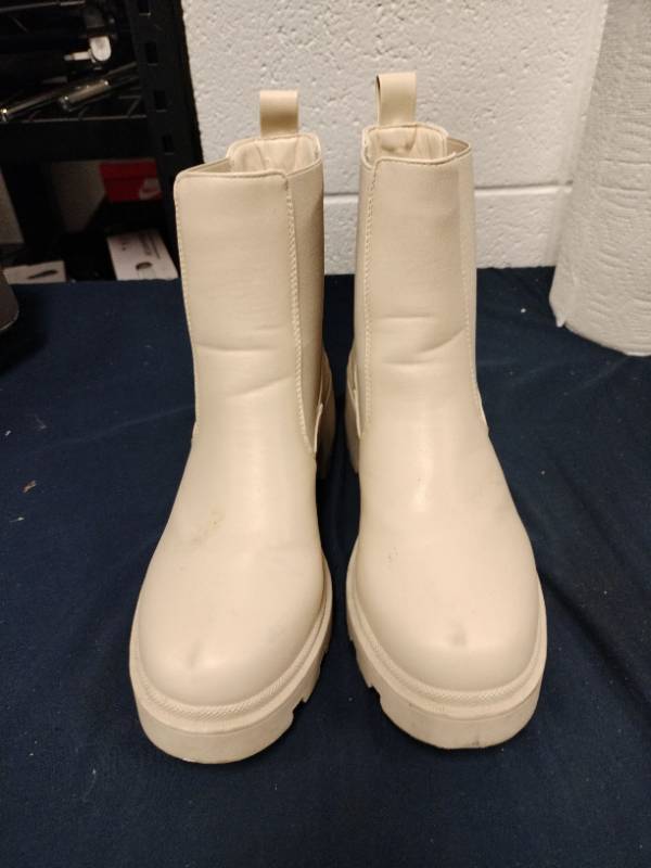 lot 62444 image: Charlotte Russe beige platform Chelsea boots - 9