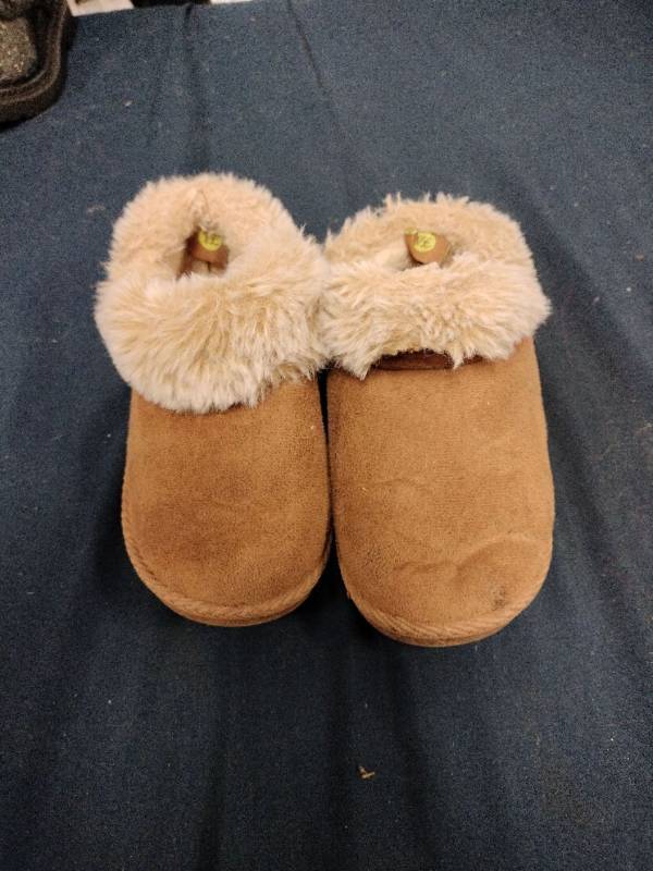 lot 62454 image: First Steps Childrens Minnetonka slip-on slippers - 6