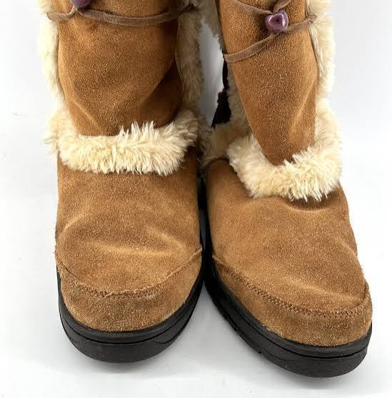lot 62456 image: UGG Australia Nightfall boots - W6 - Retail $60