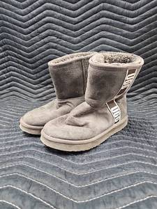 lot 61282 image: UGG Classic Mini Side Logo II boots - 7