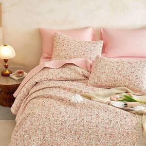 lot 19820 image: Wake In Cloud - Floral Quilt Set, Cute Vintage Flower Cottagecore Shabby Chic for Women Teen Girls, Reversible Lightweight Bedspread Coverlet, 3 Pieces, Cream Pink, QueenFull Size - Retail $30