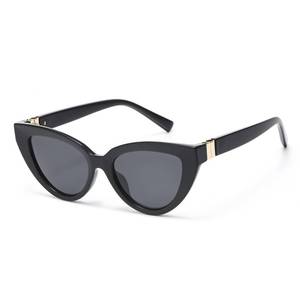 lot 20042 image: kimorn Retro Cat Eye Sunglasses for Women Fashion Cateye UV400 Protection Glasses (Black Grey)