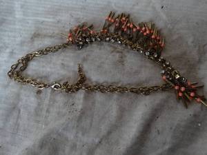lot 38017 image: Necklace with Golden coloring, diamond shapes, pink beads