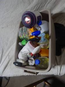 lot 36061 image: Basket full of household cleaning supplies