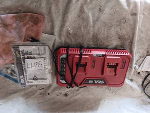 lot 36177 image: Red SKIL PWR CORE 20 Dual port Auto PWR Jump Charger