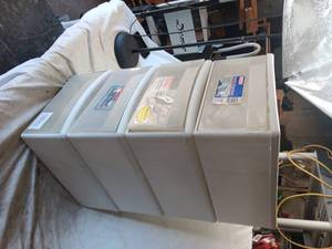 lot 38000 image: 2 Clear view Plastic 12 Quart Storage Container.