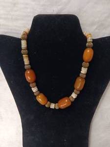 lot 38038 image: Amber, Beige, golden colored necklace