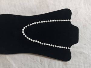 lot 38045 image: Pearl colored Beaded Necklace